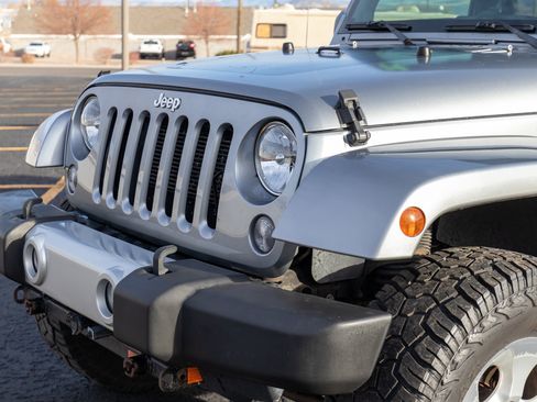 Used 2014 Jeep Wrangler Unlimited Sahara w/ Connectivity Group AWD/4WD image 34