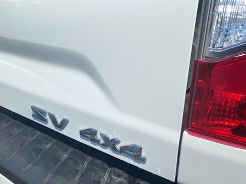 Used 2022 Nissan Titan SV AWD/4WD image 32