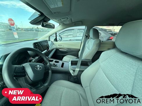 Used 2024 Toyota Sienna LE AWD/4WD image 5