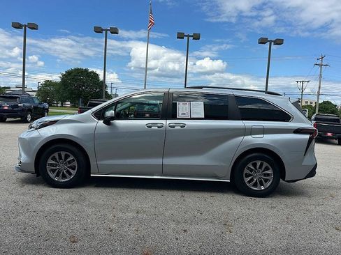 Used 2024 Toyota Sienna XLE FWD image 2