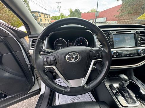 Used 2018 Toyota Highlander XLE AWD/4WD image 18