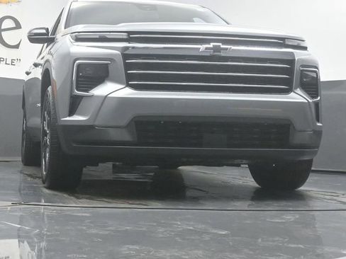 New 2026 Chevrolet Traverse LT w/ Sun and Wheel Package FWD image 3