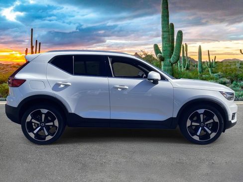 Used 2019 Volvo XC40 T4 Inscription FWD image 2