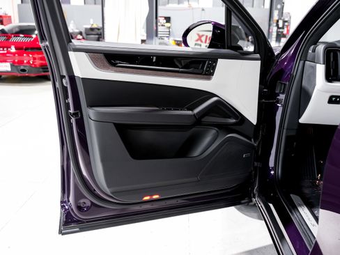 Used 2024 Porsche Cayenne S image 25