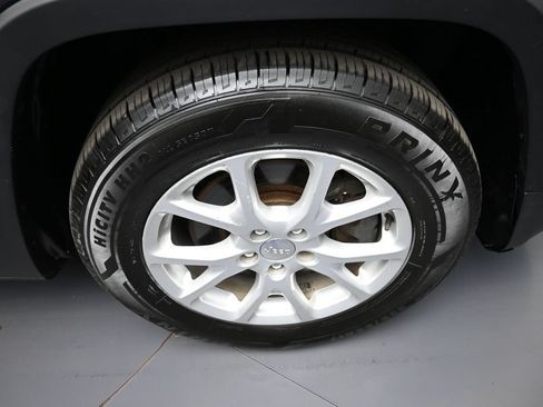 Used 2015 Jeep Cherokee Latitude AWD/4WD image 13