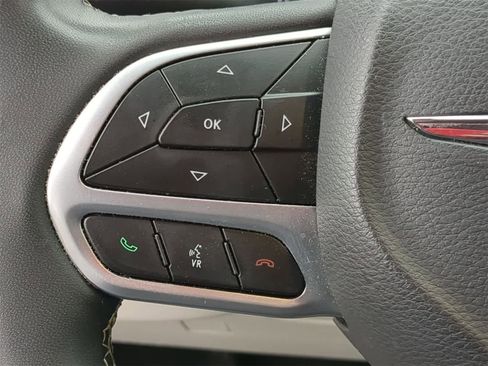 Used 2023 Chrysler Pacifica Touring-L image 23