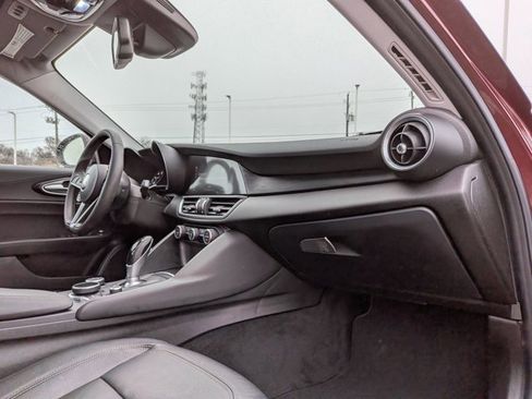Used 2017 Alfa Romeo Giulia image 21