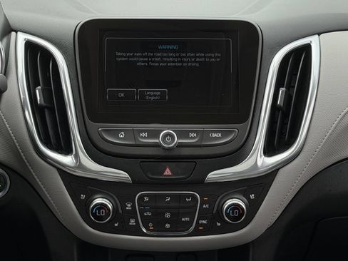 Used 2018 Chevrolet Equinox Premier FWD image 17