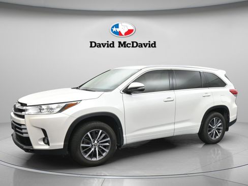 Used 2017 Toyota Highlander XLE AWD/4WD image 1