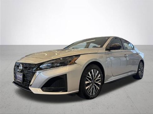Certified 2025 Nissan Altima 2.5 SV FWD image 2