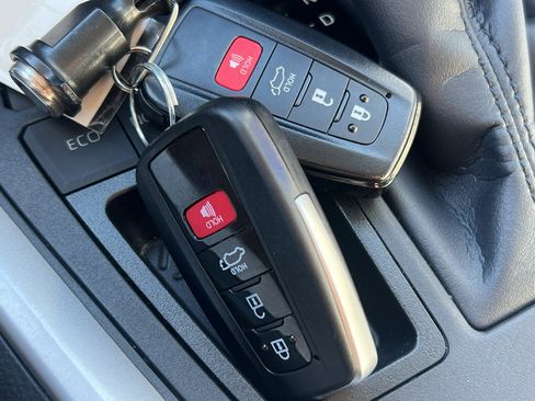 Used 2023 Toyota RAV4 XLE Premium image 31