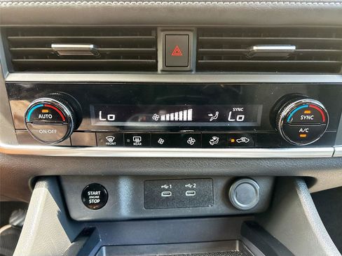 Used 2024 Nissan Rogue SV FWD image 15