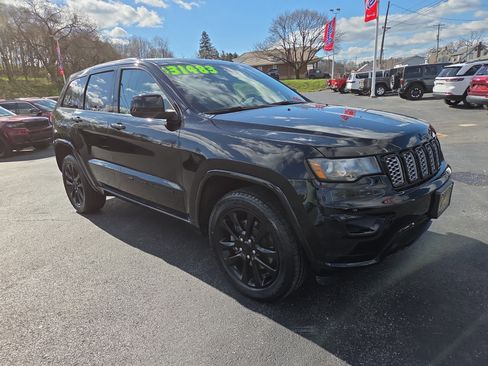 Certified 2022 Jeep Grand Cherokee Laredo X AWD/4WD image 1
