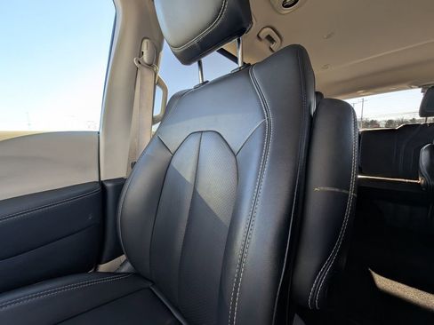 Used 2024 Chrysler Pacifica Touring-L image 12