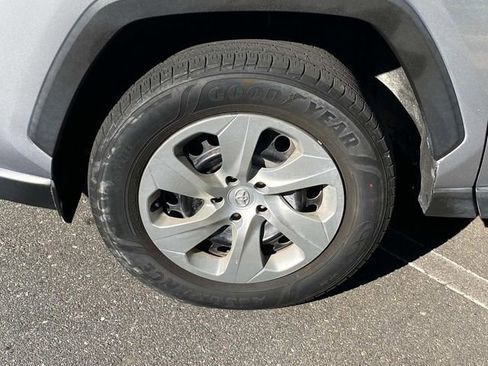 Used 2021 Toyota RAV4 LE FWD image 6