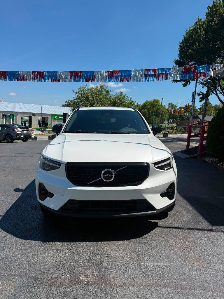 Used 2023 Volvo XC40 B5 Plus AWD/4WD image 8