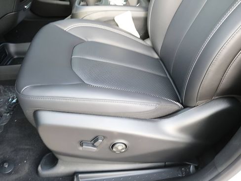 New 2026 Chrysler Pacifica Select FWD image 14