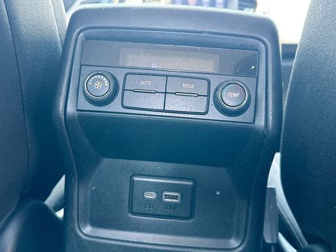 Used 2023 GMC Acadia SLE FWD image 24