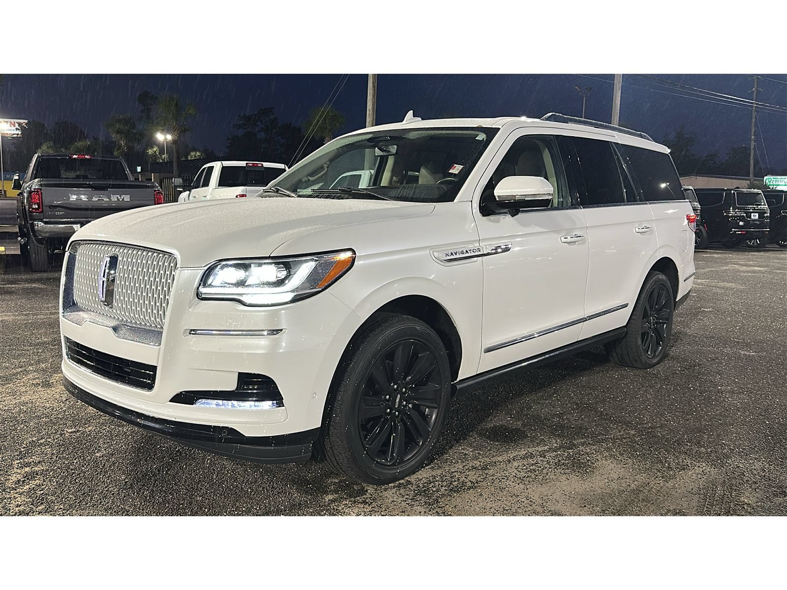 Used 2022 Lincoln Navigator Reserve AWD/4WD image 2