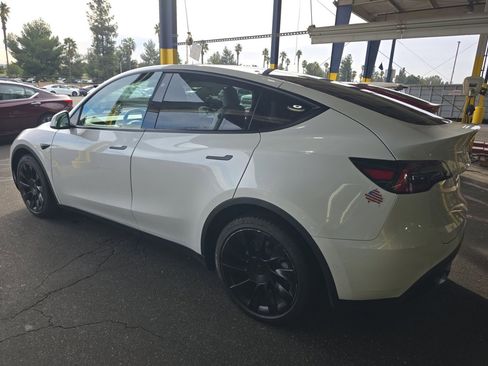 Used 2021 Tesla Model Y Long Range image 3