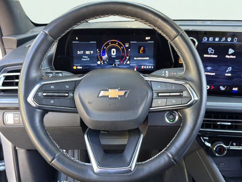 Used 2025 Chevrolet Traverse LT FWD image 17