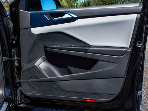 Used 2023 Volkswagen Taos SE w/ Panoramic Sunroof Package image 13