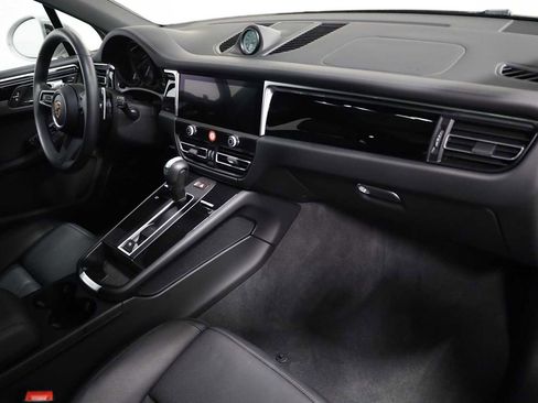 Certified 2025 Porsche Macan image 6
