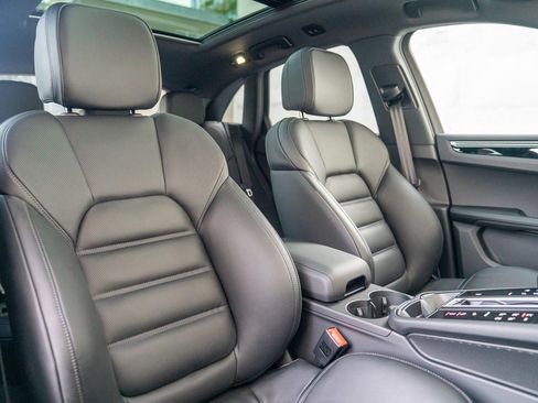 Certified 2025 Porsche Macan image 23