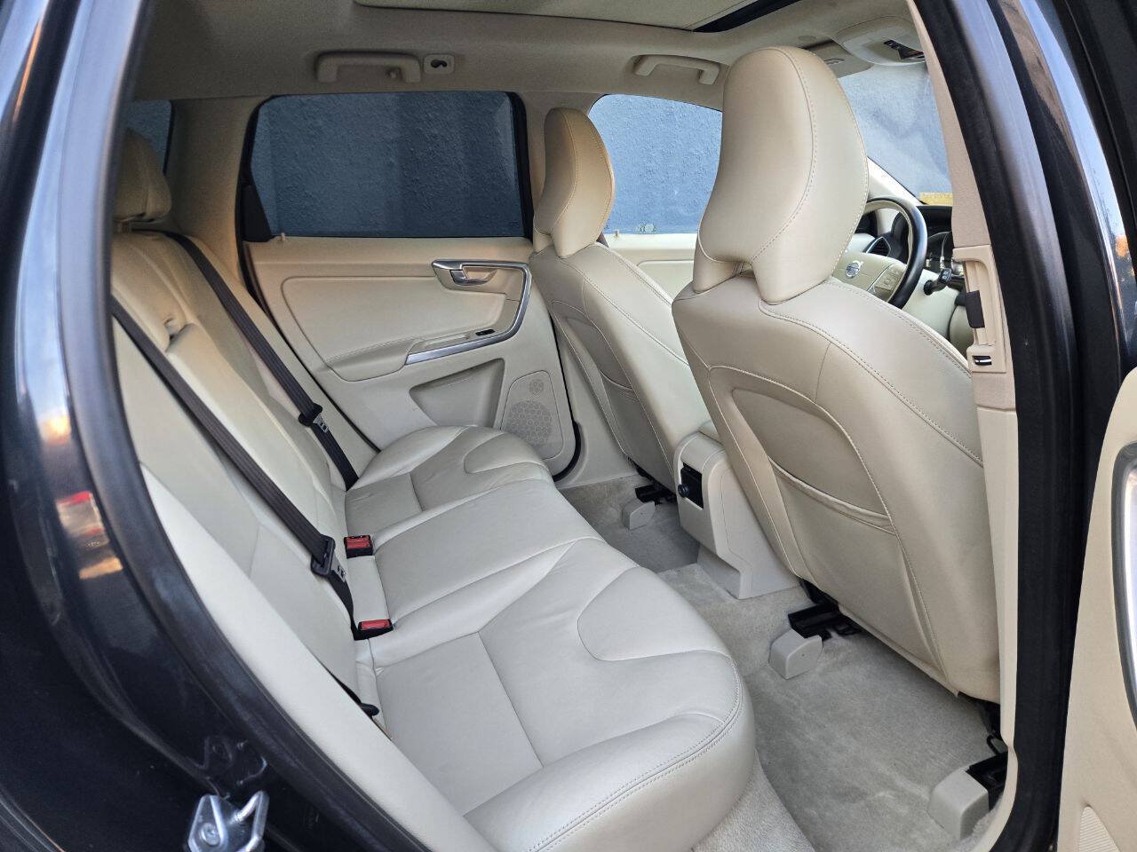 Used 2015 Volvo XC60 T5 Premier w/ Proximity Package FWD image 11