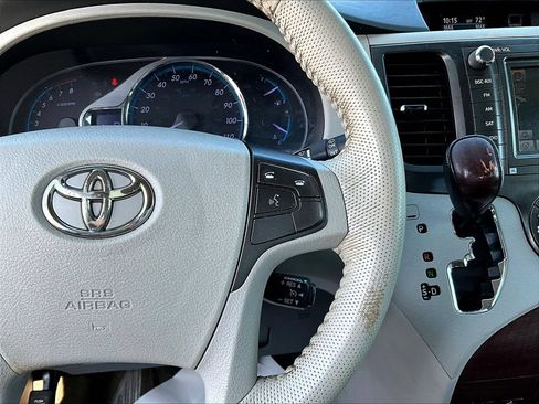 Used 2012 Toyota Sienna XLE w/ Premium Pkg FWD image 12