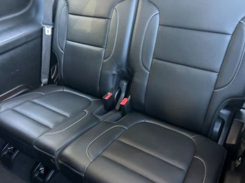 Used 2023 GMC Acadia SLT image 17