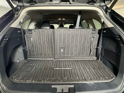 Used 2021 Toyota Highlander XLE AWD/4WD image 38