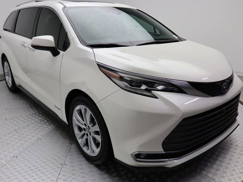 Certified 2021 Toyota Sienna Platinum image 6