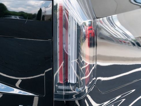 Used 2025 Cadillac Escalade ESV V AWD/4WD image 13