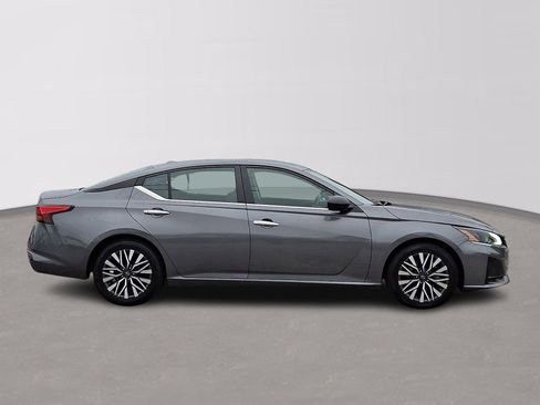 Used 2024 Nissan Altima 2.5 SV image 7