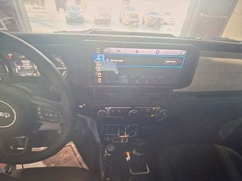 Used 2024 Jeep Wrangler Unlimited image 6