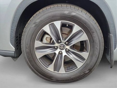 Used 2021 Toyota Highlander XLE AWD/4WD image 14