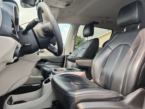Used 2023 Chrysler Pacifica Touring-L FWD image 13