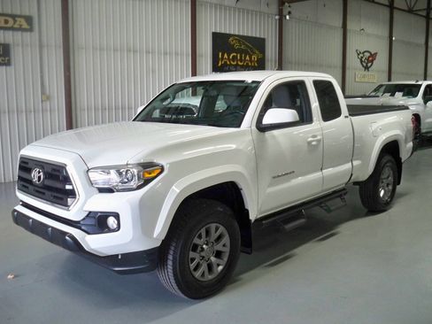 Used 2017 Toyota Tacoma SR5 w/ Tow Package image 1