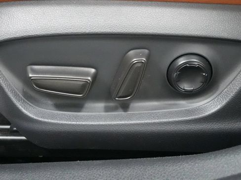 Used 2019 Toyota Avalon Limited FWD image 15