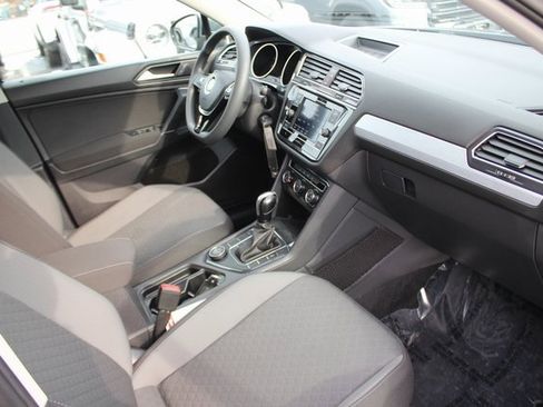 Used 2020 Volkswagen Tiguan S image 31