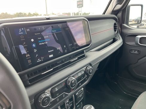 Used 2024 Jeep Gladiator Rubicon image 21