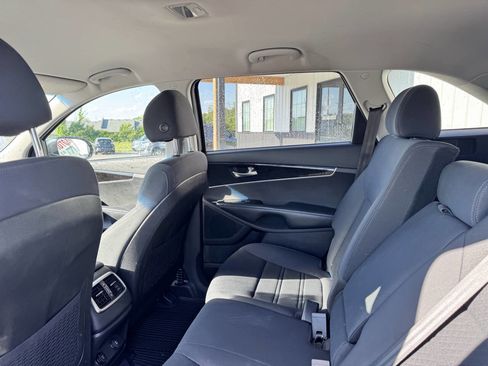Used 2018 Kia Sorento FWD image 17