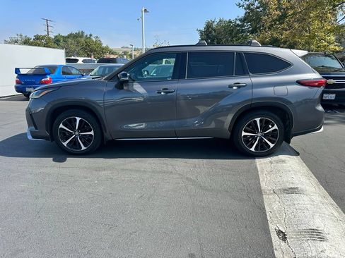 Used 2021 Toyota Highlander XSE FWD image 2