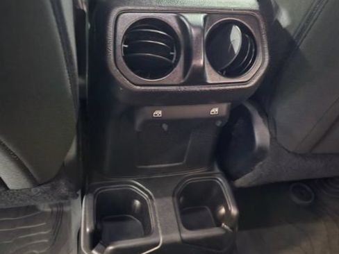 Used 2018 Jeep Wrangler Unlimited Sport S AWD/4WD image 37