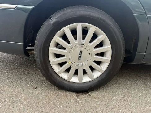 Used 2003 Lincoln Town Car Executive RWD image 23