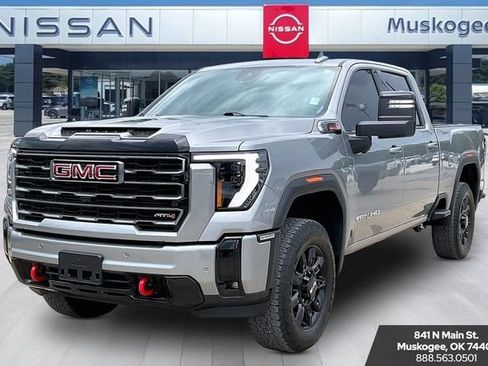 Used 2025 GMC Sierra 2500 AT4 AWD/4WD image 3