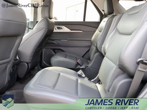 Used 2025 Ford Explorer Active w/ Active Comfort Package image 19