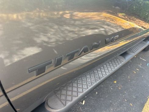 Used 2018 Nissan Titan SV w/ SV Convenience Package image 12