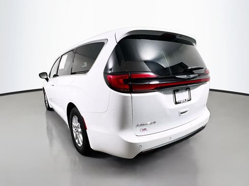 Used 2024 Chrysler Pacifica Touring-L FWD image 6